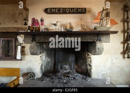 France Finistère Le Conquet cheminée dans ferme sur l'île de Quemenes en archipel de Molene Banque D'Images