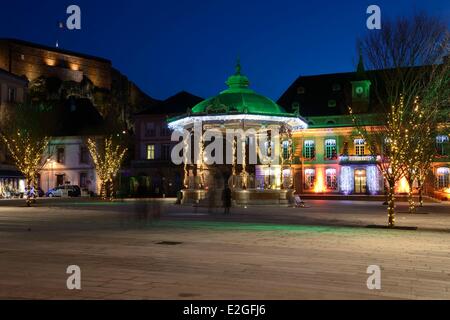 France Territoire de Belfort Belfort, Place d armes de ville kiosque château et Lion les lumières de Noël Banque D'Images