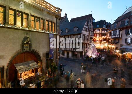 France Haut Rhin Colmar Koifhus et rue des Marchands du marché de Noël Banque D'Images