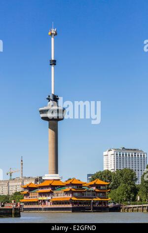 Pays-bas Hollande méridionale Rotterdam Euromast tour d'observation conçu par Hugh Maaskant et construit entre 1958 et 1960 de 185 mètres de haut en premier plan floating New Ocean Paradise Hotel Banque D'Images