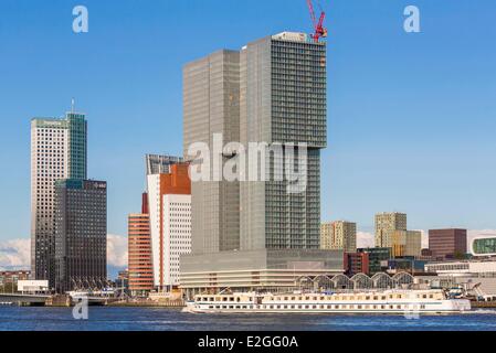 Rotterdam Pays-Bas Hollande-du-Sud, le long de Southbank avec Nouvelle Meuse Maastoren gauche puis bâtiment conçu par l'architecte néerlandais Rem Koolhaas (OMA) nommé de Rotterdam (2014) Bâtiment et croisière en bateau fluiviale Cristal Suisse Banque D'Images