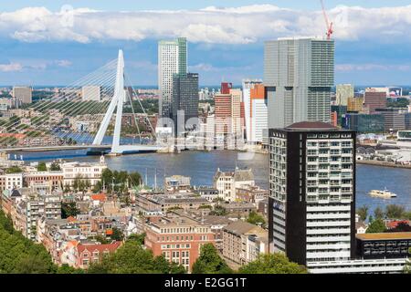 Pays-bas Hollande du Sud vue Rotterdam Euromast Nieuwe Maas (rivière) la construction écologique Maastoren (165 mètres) conçu par Dam & Partners et Odile Decq Benoît Cornette Pont Erasmus (Erasmusbrug) conçu par Ben van Berkel et Caroline Bos et de la construction Banque D'Images