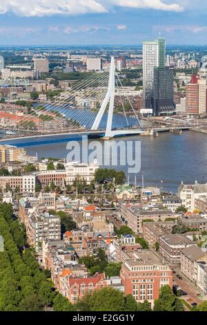 Pays-bas Hollande du Sud vue Rotterdam Euromast Nieuwe Maas (rivière) la construction écologique Maastoren (165 mètres) conçu par Dam & Partners et Odile Decq Benoît Cornette et pont Erasmus (Erasmusbrug) conçu par Ben van Berkel et Caroline Bos Banque D'Images