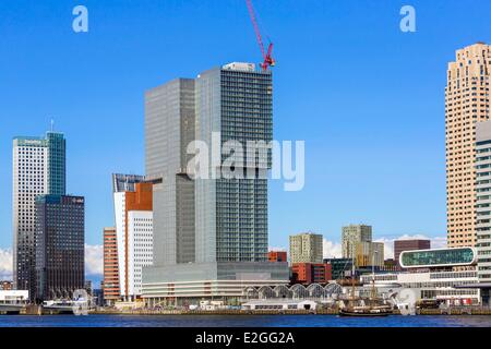 Rotterdam Pays-Bas Hollande du Sud le long Wilhelminapierquartier Southbank centre en Nouvelle Meuse avec bâtiment conçu par l'architecte néerlandais Rem Koolhaas (OMA) nommé de Rotterdam (2014) et green building Maastoren gauche Banque D'Images