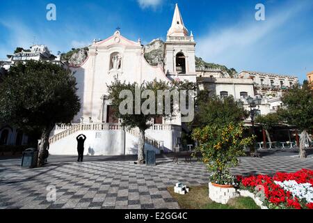 Italie Sicile Taormina Piazza IX Aprile avec l'église de San Giuseppe Banque D'Images