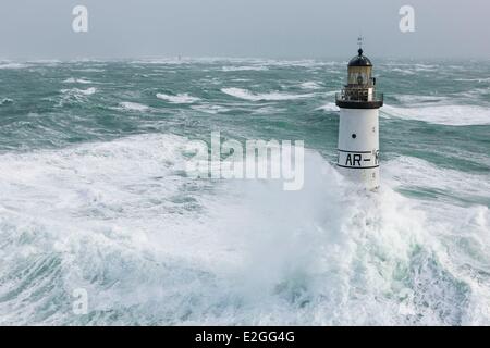 Finistere Mer d'Iroise 8 février 2014 Grande-Bretagne phare en pleine tempête tempête au cours de Ruth Armen Lighthouse (vue aérienne) Banque D'Images