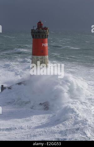 Finistere Mer d'Iroise 8 février 2014 Grande-Bretagne phare en pleine tempête tempête au cours de Ruth Béniguet lighthouse (vue aérienne) Banque D'Images