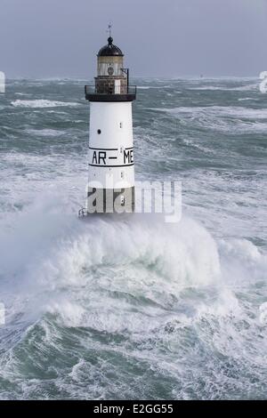 Finistere Mer d'Iroise 8 février 2014 Grande-Bretagne phare en pleine tempête tempête au cours de Ruth Armen Lighthouse (vue aérienne) Banque D'Images