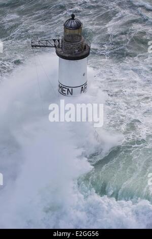 Finistere Mer d'Iroise 8 février 2014 Grande-Bretagne phare en pleine tempête tempête au cours de Ruth Armen Lighthouse (vue aérienne) Banque D'Images