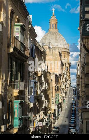 Malte La Valette classé au Patrimoine Mondial de l'UNESCO, la vieille rue de menthe et ses bow-windows Carmes église en arrière-plan Banque D'Images