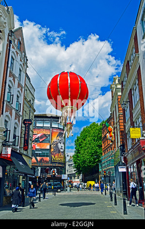 Vue sur Chinatown montrant suspendue grande lanterne, West End, City of Westminster, London, England, United Kingdom Banque D'Images
