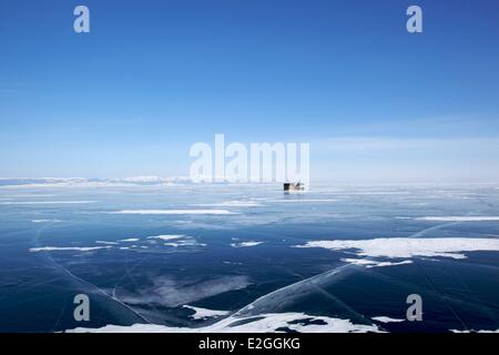 Russie Baikal en Sibérie inscrite au Patrimoine Mondial de l'UNESCO l'île Olkhon 30 milles sur la glace du lac Baïkal à traverser de Goriachinsk Ozoure dans deux jours ce jour température était moins 30C ou -22 F et un vent de face de 40 km/h Banque D'Images