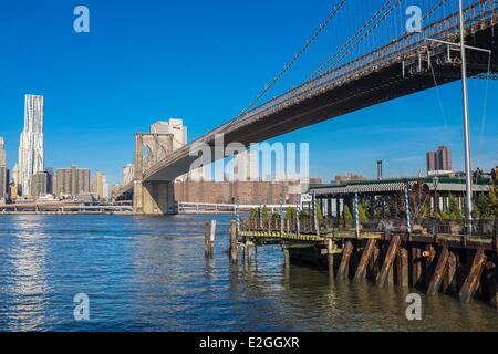 États-unis New York Brooklyn Dumbo district Fulton Ferry Landing pont de Brooklyn et gratte-ciel Beekman Tower de l'architecte Frank Gehry 267 m de haut Banque D'Images