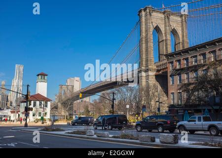 États-unis New York Brooklyn Dumbo district Fulton Ferry Landing pont de Brooklyn et gratte-ciel Beekman Tower de l'architecte Frank Gehry 267 m de haut Banque D'Images