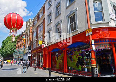 Vue sur Chinatown montrant suspendue grande lanterne, West End, City of Westminster, London, England, United Kingdom Banque D'Images