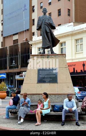 L'Afrique du Sud la province de Gauteng Johannesburg CBD (Central Business District) Gandhi Square statue du Mahatma Gandhi, en tant que jeune avocate Banque D'Images