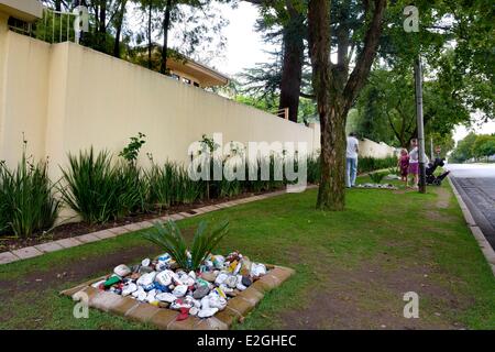 L'Afrique du Sud la province de Gauteng Johannesburg Mandela's house protégé par de hauts murs est situé en zone boisée et calme agréable de tas de pierres peintes par bienfaiteurs Banque D'Images