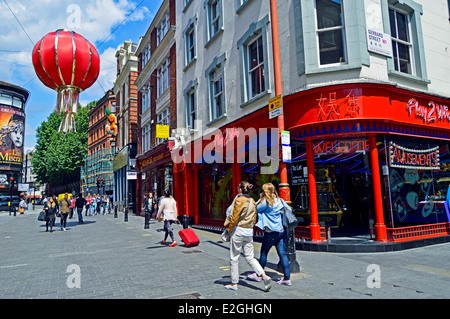 Vue sur Chinatown montrant suspendue grande lanterne, West End, City of Westminster, London, England, United Kingdom Banque D'Images