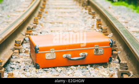 Brown vintage suitcase allongé sur la voie ferrée Banque D'Images