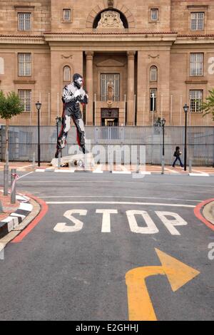 L'Afrique du Sud la province de Gauteng Johannesburg CBD (Central Business District) FerreirasdoRM-E dans la cité de Westgate shadow boxing sculpture représentant l'ancien Président Nelson Mandela présentant ses compétences de boxe dans ses jeunes jours situé en face de Chancelier Banque D'Images