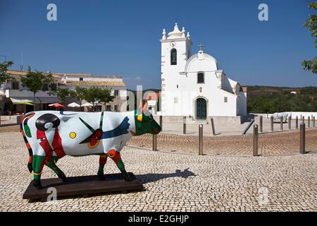 Portugal Algarve Loule Municipalité Querenca Art Exhibition (Cow Parade) sur le carré de l'église Our Lady of Assumption (Igreja de Nossa Senhora da Assuncao) Banque D'Images