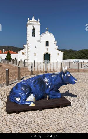 Portugal Algarve Loule Municipalité Querenca Art Exhibition (Cow Parade) sur le carré de l'église Our Lady of Assumption (Igreja de Nossa Senhora da Assuncao) Banque D'Images
