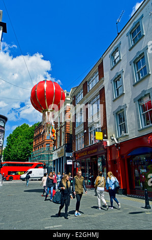 Vue sur Chinatown montrant suspendue grande lanterne, West End, City of Westminster, London, England, United Kingdom Banque D'Images