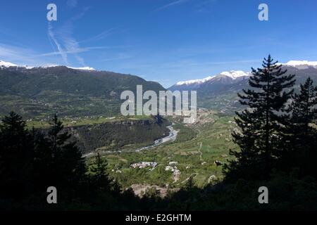 France Hautes Alpes vue sur Guillestre village sur la rive gauche et Mont Dauphin château sur la rive droite de la vallée du Guil sur le premier plan et arrière-plan dans la vallée de la Durance Banque D'Images