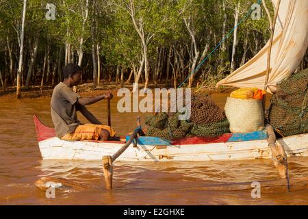 Madagascar Mahajunga Bombetoka pêcheur sur une pirogue traditionnelle à voile dans l'estuaire du fleuve Betsiboka Banque D'Images