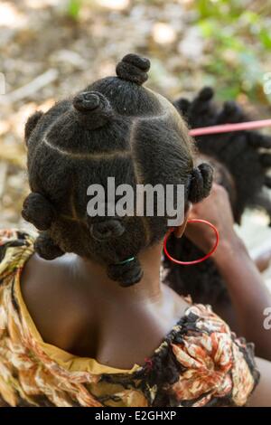 L'aire protégée Loky-Manambato Madagascar Daraina lac Sahaka Femmes faisant ses cheveux Banque D'Images