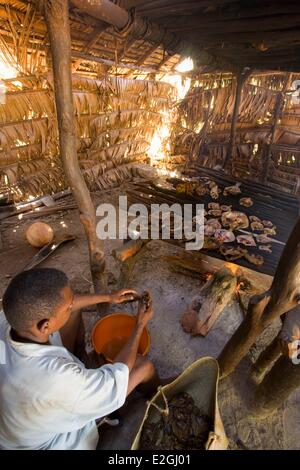 L'aire protégée Loky-Manambato Madagascar Daraina lac Sahaka séchage fraîchement pêchés Poissons pêcheur Banque D'Images