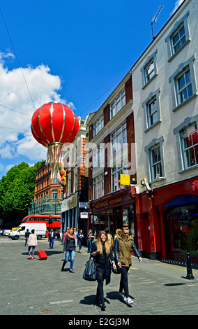 Vue sur Chinatown montrant suspendue grande lanterne, West End, City of Westminster, London, England, United Kingdom Banque D'Images