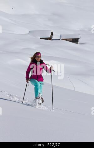France Savoie Massif du Beaufortain Les Saisies station de sports d'hiver (1650 m) une femme pratiquant la raquette Banque D'Images