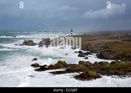 Finistere Mer d'Iroise Iles du ponant Parc Naturel Régional d'Armorique (Parc Naturel Régional d'Armorique) Ile d'Ouessant Creac'h phare côte sauvage à la pointe du Creac'h pendant 8 février 2014 tempête Ruth (vue aérienne) Banque D'Images