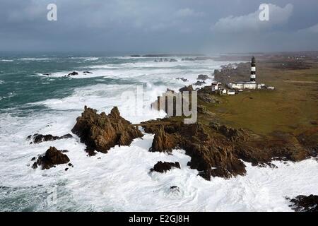 Finistere Mer d'Iroise Iles du ponant Parc Naturel Régional d'Armorique (Parc Naturel Régional d'Armorique) Ile d'Ouessant Creac'h phare côte sauvage à la pointe du Creac'h pendant 8 février 2014 tempête Ruth (vue aérienne) Banque D'Images