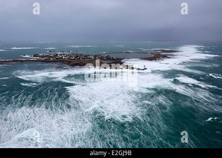 Finistere Mer d'Iroise Iles du ponant Parc Naturel Régional d'Armorique (Parc Naturel Régional d'Armorique) mer agitée à chaussée de sein à l'ouest de l'île durant 8 février 2014 tempête Ruth (vue aérienne) Banque D'Images