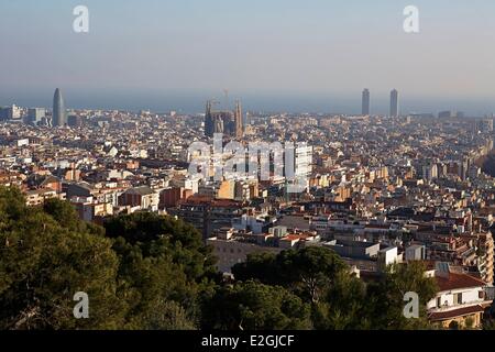 Espagne Catalogne Barcelone vue Parc Guell dans Sagrada Familia centre sur la gauche de la tour Agbar de Jean Nouvel et à droite des immeubles près de port Banque D'Images