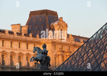 France Paris La pyramide du Louvre par l'architecte Leoh Minh Pei et statue équestre de Louis XIV dans la cour Napoléon du Musée du Louvre Banque D'Images