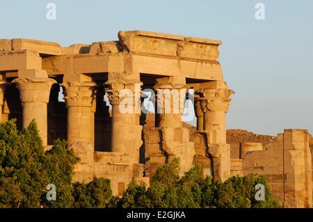 La Haute Egypte Egypte Kom Ombo temple dédié à deux dieux : dieu faucon Haroeris Horus ou vieux et dieu crocodile Sobek vue extérieure au coucher du soleil Banque D'Images