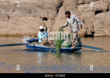 La Haute Egypte Egypte Temple de Philae Philae classé au Patrimoine Mondial de l'UNESCO Deux pêcheurs dans un petit bateau en baie de temple de Philae Banque D'Images