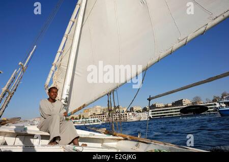 La Haute Egypte Egypte Assouan jeune pêcheur dans une felouque sur le Nil près de centre ville Banque D'Images