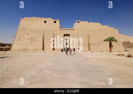 La Haute Egypte Egypte ancienne Thèbes Louxor rive ouest nécropole thébaine inscrite au Patrimoine Mondial de l'UNESCO Médinet Habou temple funéraire de Ramsès III premier pylône Banque D'Images