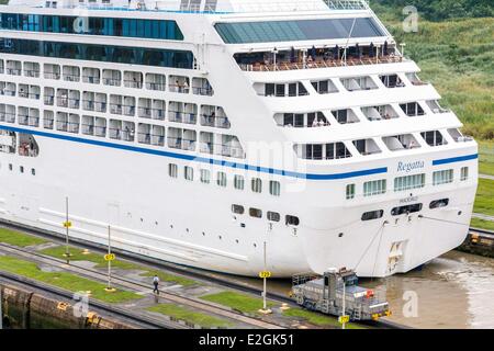 Panama Canal de Panama, l'un des trois écluses Miraflores locks sur Canal avec une altitude de 16,5 mètres et achevee en 1913 bateau de croisière MS Regatta d'Oceania Cruises entreprise américaine Banque D'Images