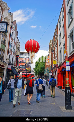 Vue sur Chinatown montrant suspendue grande lanterne, West End, City of Westminster, London, England, United Kingdom Banque D'Images