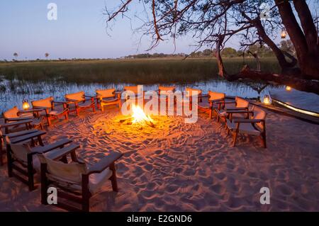 District du nord-ouest du Botswana Delta de l'Okavango Abu Lodge ou à l'extérieur de la boma lieu de rassemblement par le feu Banque D'Images