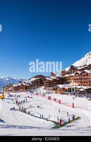 France Savoie Vanoise Massif Vallée des Belleville Les Trois Vallees (Les Trois Vallées) zone de ski Val Thorens vu sur l'école maternelle Banque D'Images