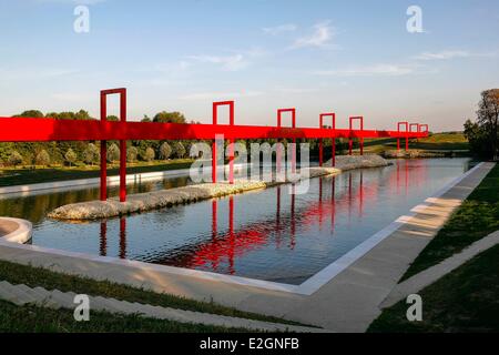 France Val d'Oise Cergy Axe Majeur de travail monumental conçu par l'architecte et sculpteur Dani Karavan Gateway et des bassins Banque D'Images