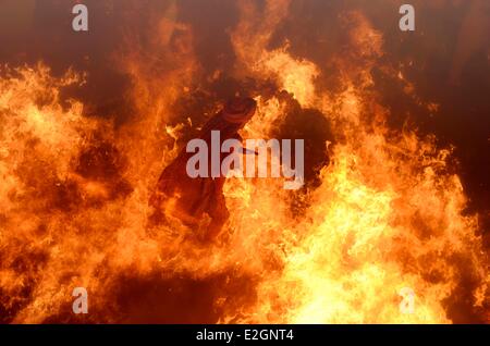 État de l'Uttar Pradesh en Inde un homme sage traverse pieds nus un grand feu dont il sort indemne Banque D'Images