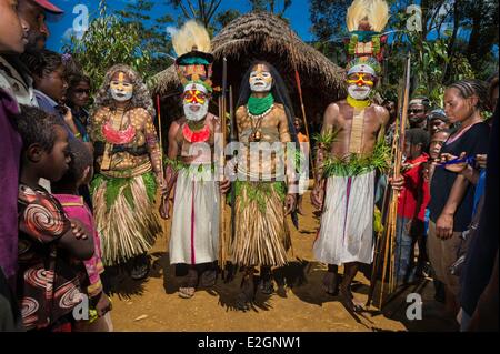 La Papouasie-Nouvelle-Guinée, l'ouest des Highlands Province Vallée Wahgi hommes et femmes en costume traditionnel Banque D'Images