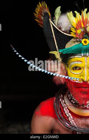 La Papouasie-Nouvelle-Guinée région Province Hela de Tari village de Kobe Dumbiali Tiawe traditionnelle robe en tribu Huli Banque D'Images